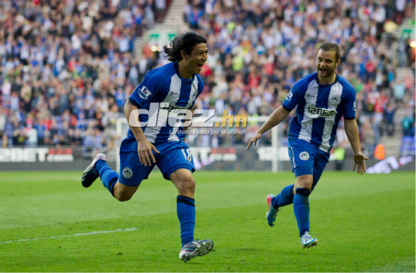 Roger Espinoza anota, pero Wigan cae en casa