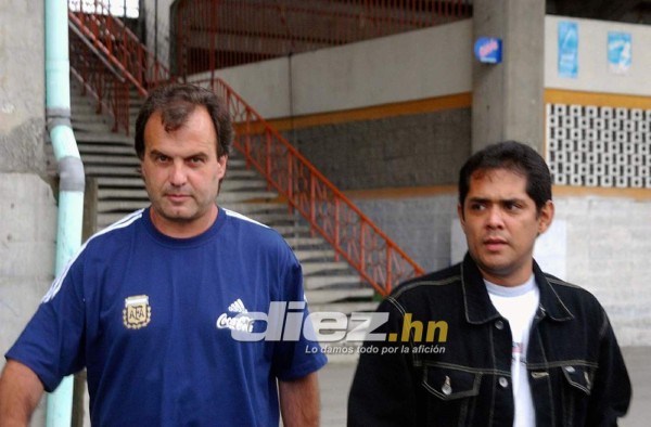 Las fotos que seguramente no habías visto de la visita de Marcelo Bielsa a Honduras en 2003