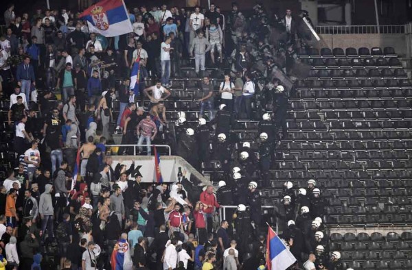 Incidentes y caos en el encuentro entre Serbia-Albania