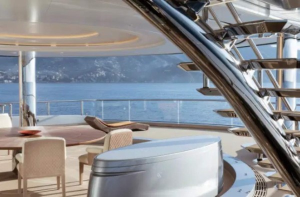 Increíble: El superyate del multimillonario dueño del Tottenham que tiene hasta cancha de tenis