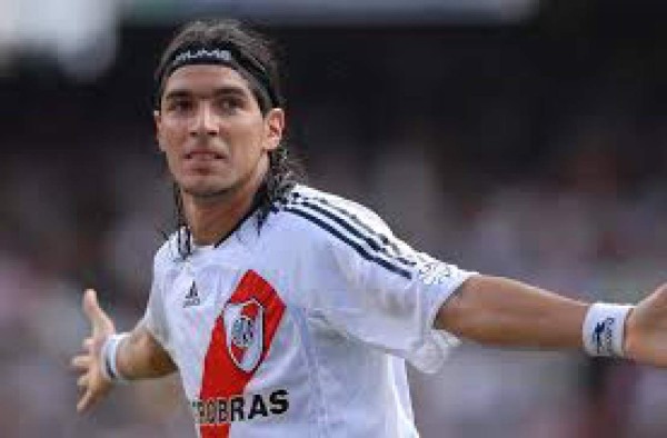 'El loco' Abreu impone récord Guinness tras vestir 26 camisetas distintas en su carrera