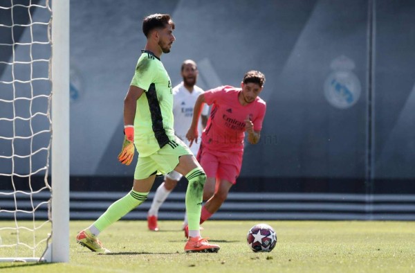 Real Madrid presume su nuevo uniforme en un 'colectivo' y Zidane da pistas de su 11 ante el City
