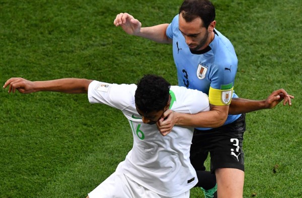 NO VISTE EN TV: Afición de Arabia Saudita da el ejemplo y grandes gestos de Suárez y Cavani