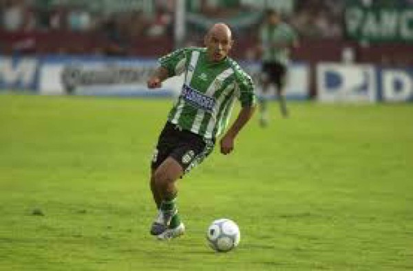 'Mágico' González de los 22 futbolistas más fascinantes según libro argentino