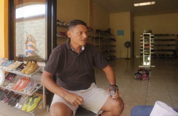 FOTOS: Emilio Umanzor está sin empleo en el fútbol y ayuda a su esposa