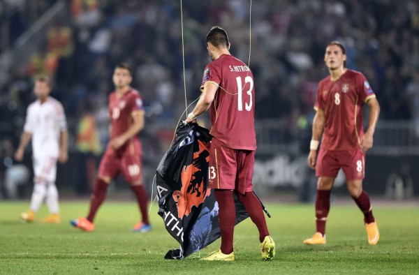 Incidentes y caos en el encuentro entre Serbia-Albania