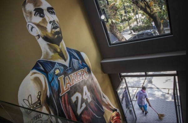 Kobe Bryant: El mundo del arte callejero rinde homenaje con espectaculares esculturas