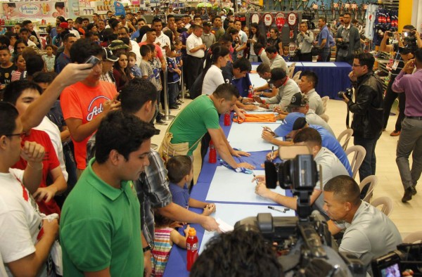 Aficionados abarrotaron llegada de Motagua a San Pedro Sula