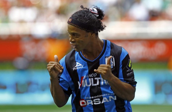 Ronaldinho anota su primer gol con Querétaro