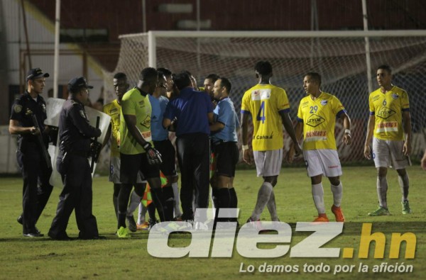 FOTOS: Jhon Bodden pierde el control y agrede al árbitro en Copa Presidente&nbsp;&nbsp;