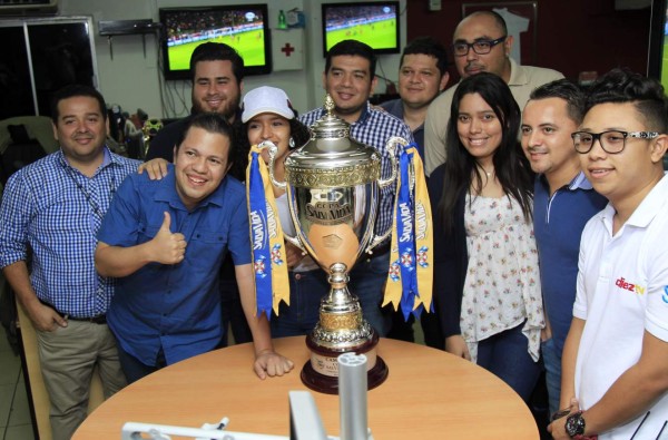 ¡LINDAS! Las espectaculares chicas que custodian la Copa Salva Vida