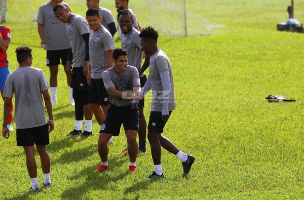 ¡Pasó en Olimpia! Bengtson volvió a ponerse mascarilla a pesar de estar vacunado, y así recibieron a Crisanto