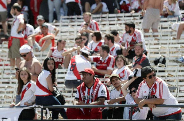 Fotos: La frustración de los hinchas en el Monumental tras la postergación de la final