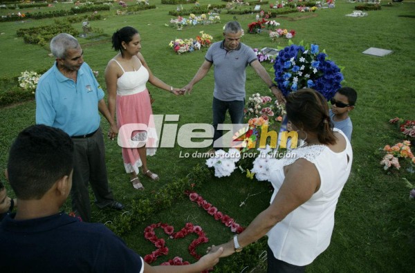 ¡Emotivas! Las fotos de la familia de Arnold Peralta en su tumba