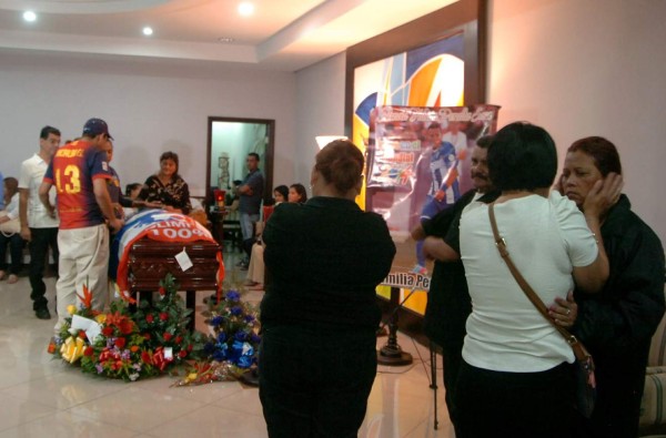 Desconsolada y sin resignación, así sufre madre de Arnold Peralta