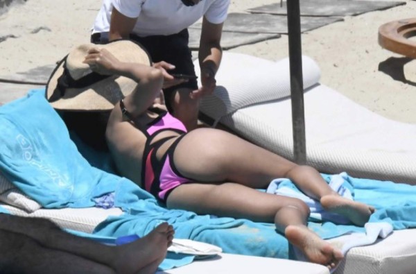 ¡Y tiene 46 años! La modelo libanesa y esposa de Cesc Fábregas deslumbra en sus vacaciones