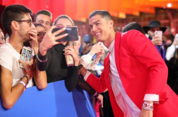 Cristiano Ronaldo y Georgina Rodríguez deslumbran en la alfombra roja de los premios MTV