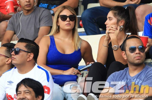 ¿Quién es la rubia? Las hermosas chicas que le dieron el color al clásico Olimpia-Motagua