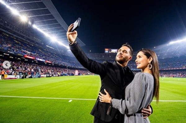 Carmen Villalobos y Sebastián Caicedo reciben en el Camp Nou su mejor regalo de bodas