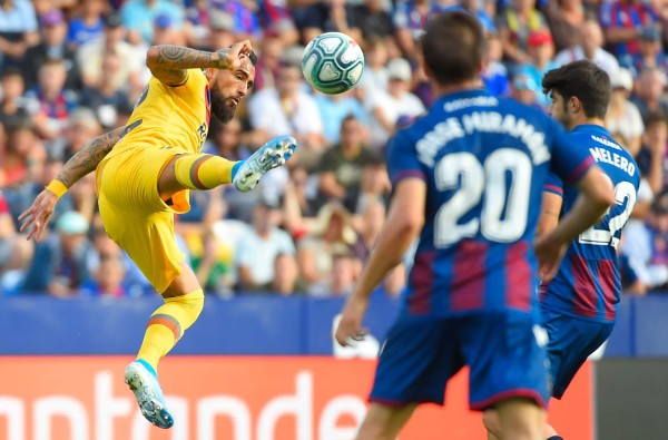 Frustración y dedicatoria de Lionel Messi, Vidal con 'voladora' en la remontada Levante sobre Barcelona