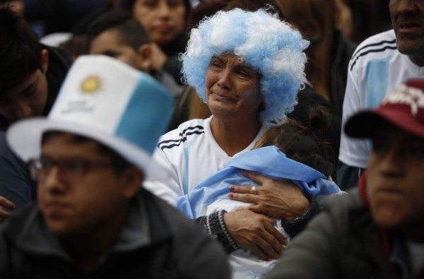 FOTOS: Messi pegado a una Virgen y todo el dolor de los argentinos