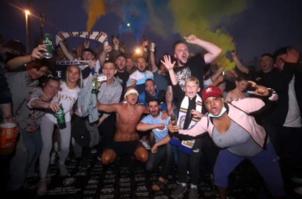 Autos rotos, cervezas al aire y sin temor al COVID-19: Así se festejó el ascenso del Leeds United a la Premier League