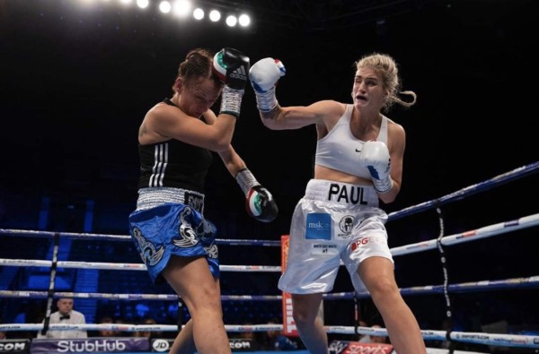 April Hunter, la boxeadora que desafió la ley islámica besándose con su novia en las Maldivas