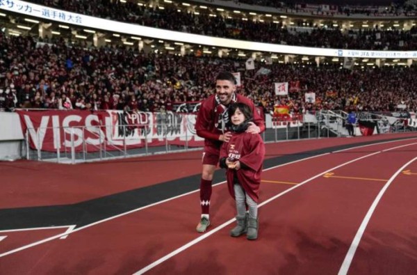 Emotiva despedida: David Villa se retira del fútbol siendo campeón en Japón y junto a Iniesta