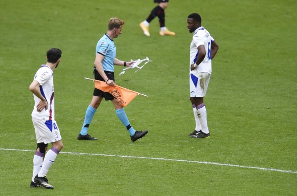 ¡Insólito! Un dron aterriza en pleno partido por La Liga de España para protestar contra la Eurocopa