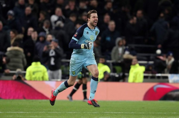 ¡Portero del Norwich utiliza termo de agua para eliminar al Tottenham de Mourinho!