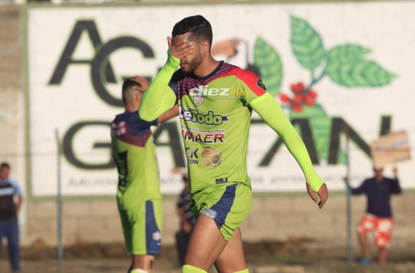 Fotos: Belleza, Golazo de Jeison Mejía en el Excélsior y pancarta contra el racismo