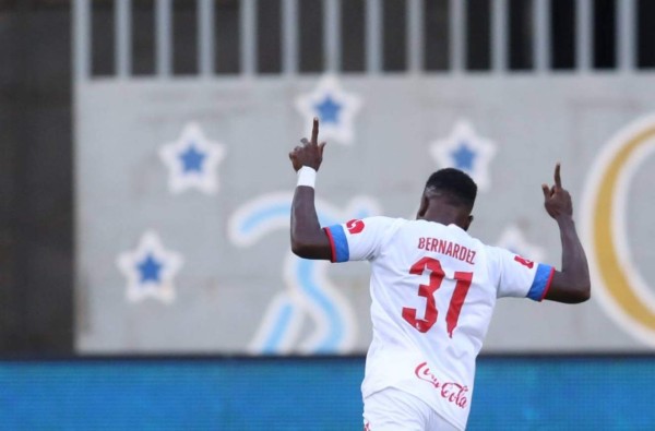 Las fotos exclusivas de la boda del futbolista de Olimpia 'Flecha' Bernárdez con su novia Gabby Corea