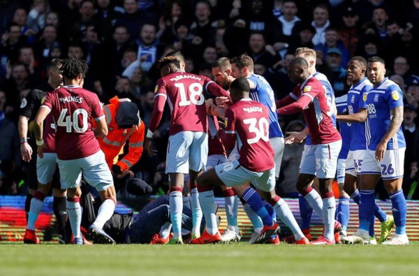 EN FOTOS: Brutal agresión de un aficionado a un jugador en pleno partido en Inglaterra&nbsp;&nbsp;
