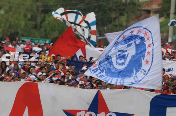 FOTOS: La eufórica llegada de la barra del Olimpia al estadio Nacional