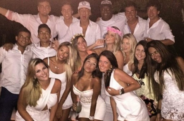 Neymar recibe el año de blanco y muy bien acompañado
