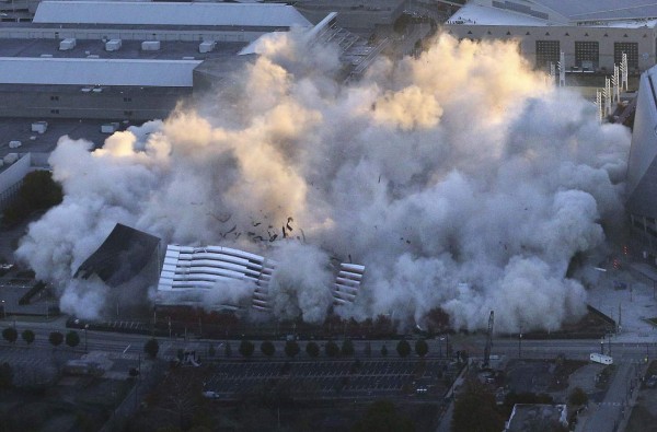 Así fue la implosión del Georgia Dome, el imponente estadio de los Falcons