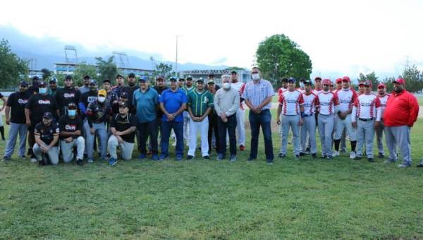 El alacalde sampedrano, Roberto Contreras, compartió con los deportistas en la inauguración del certamen de béisbol en la cancha del Complejo Olímpico.