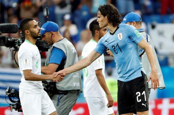 NO VISTE EN TV: Afición de Arabia Saudita da el ejemplo y grandes gestos de Suárez y Cavani