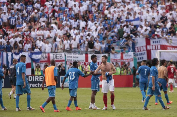 Famosos artistas y futbolistas que han posado con la camisa de clubes hondureños y de la Selección Nacional