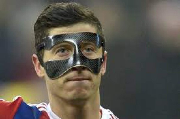 Futbolistas que han usado máscaras protectoras como lo hará Escober