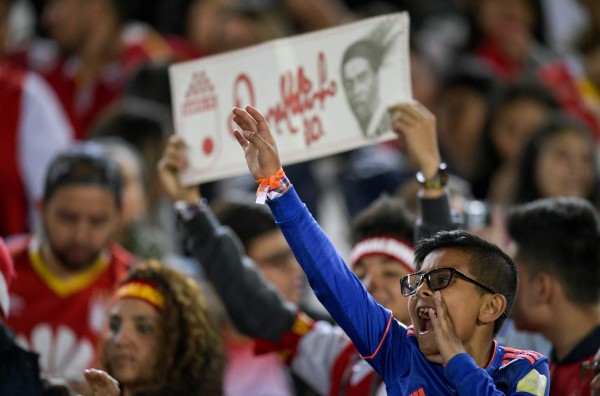 Ronaldinho provoca locura en Colombia: Estadio lleno, abrazo con leyenda y máximo respeto