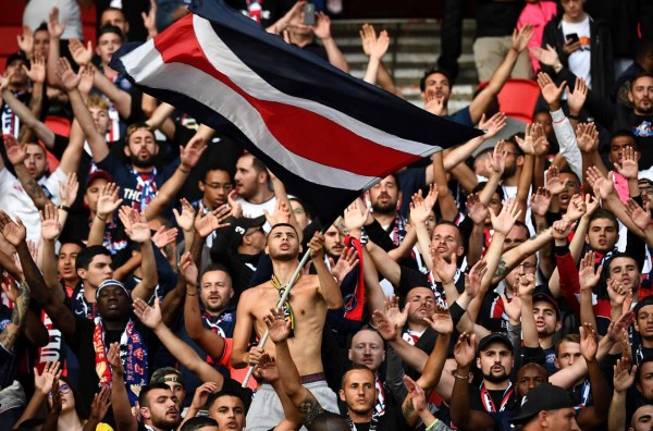 Neymar: La afición del PSG explota con pancartas y graves insultos al brasileño