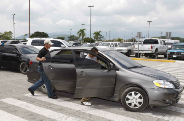 Carlo Costly resguardado.