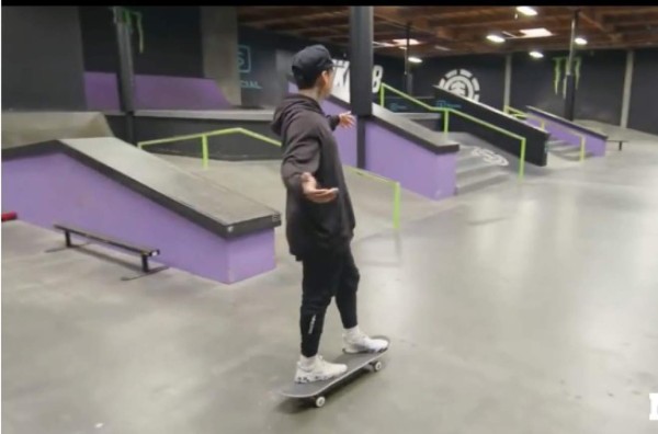 La espectacular mansión del skater mejor pagado del mundo con su propio parque de patinaje