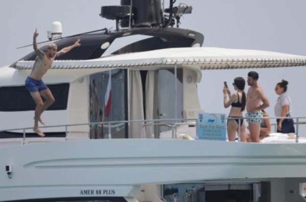 Exfutbolista del Barcelona derrocha pasión con su preciosa esposa en Ibiza y sorprende con enorme tatuaje