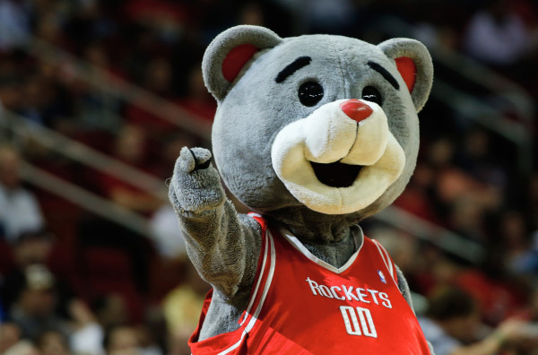 Mascota de los Rockets de la NBA espanta a sus jugadores