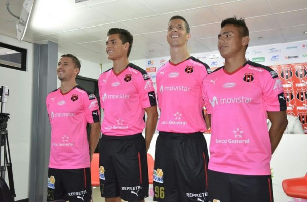 Equipos que se han unido a la lucha contra el cáncer de mama vistiendo de rosado&nbsp;&nbsp;