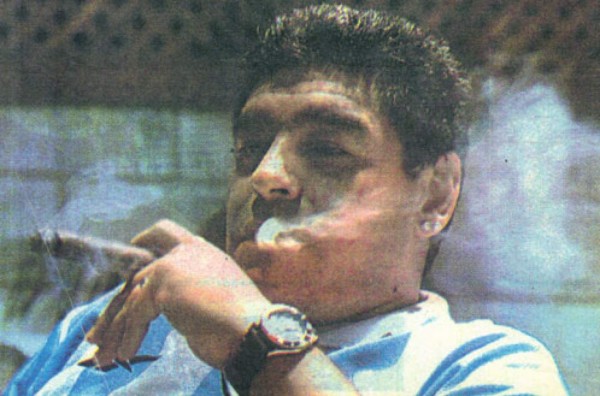 Los grandes futbolistas por el mundo que fueron captados fumando