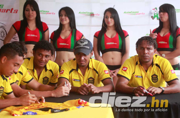 Real España y la firma de autógrafos en Asiatikos Parts.