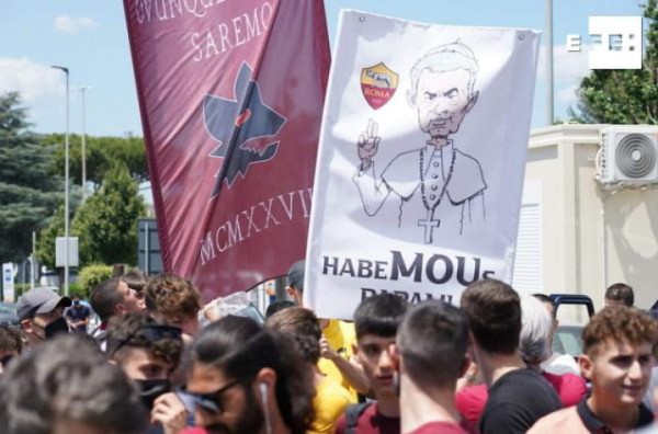 ¿Llegó el nuevo Papa? El brutal recibimiento a José Mourinho en Roma; su gesto con la afición